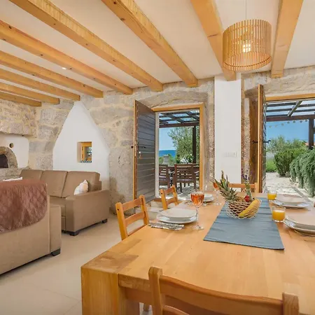 Rustic House Harmonie With Private Pool And Large Garden - Kapovci, Island Krk 別荘